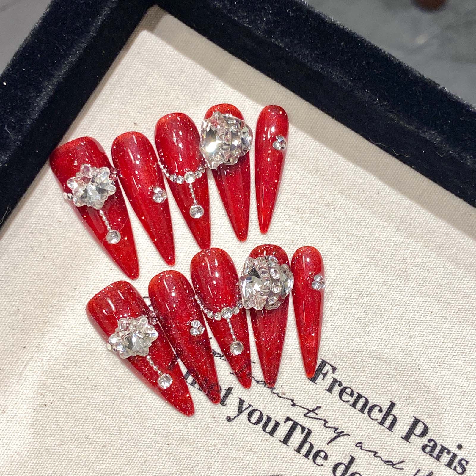Resin Art Flowers - Faux ongles rouges faits à la