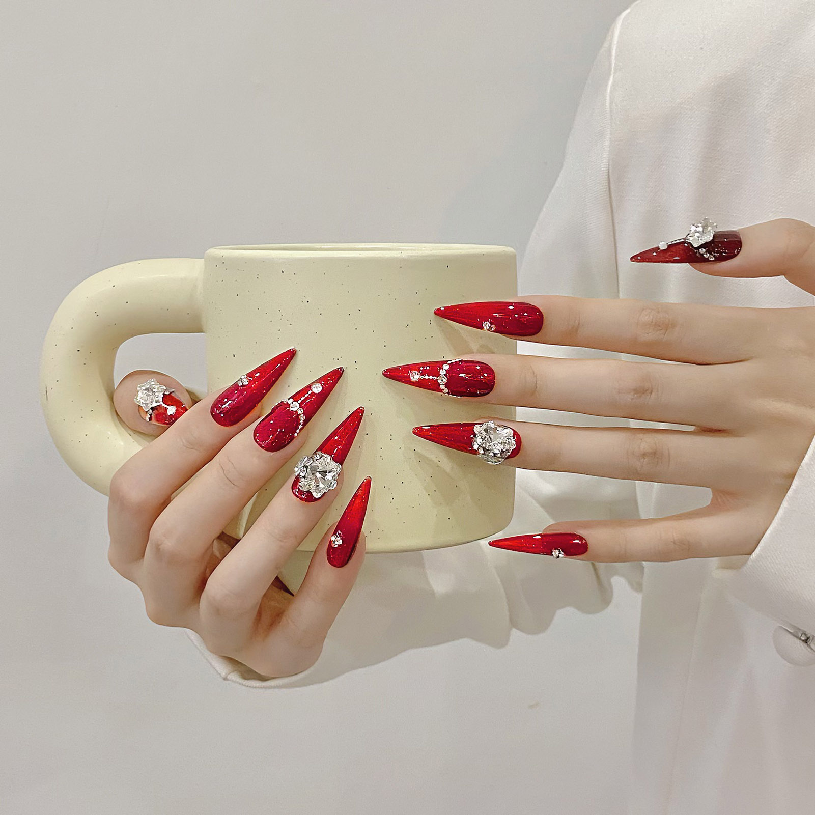 Faux ongles rouges faits à la  - Resin Art Flowers avis et prix