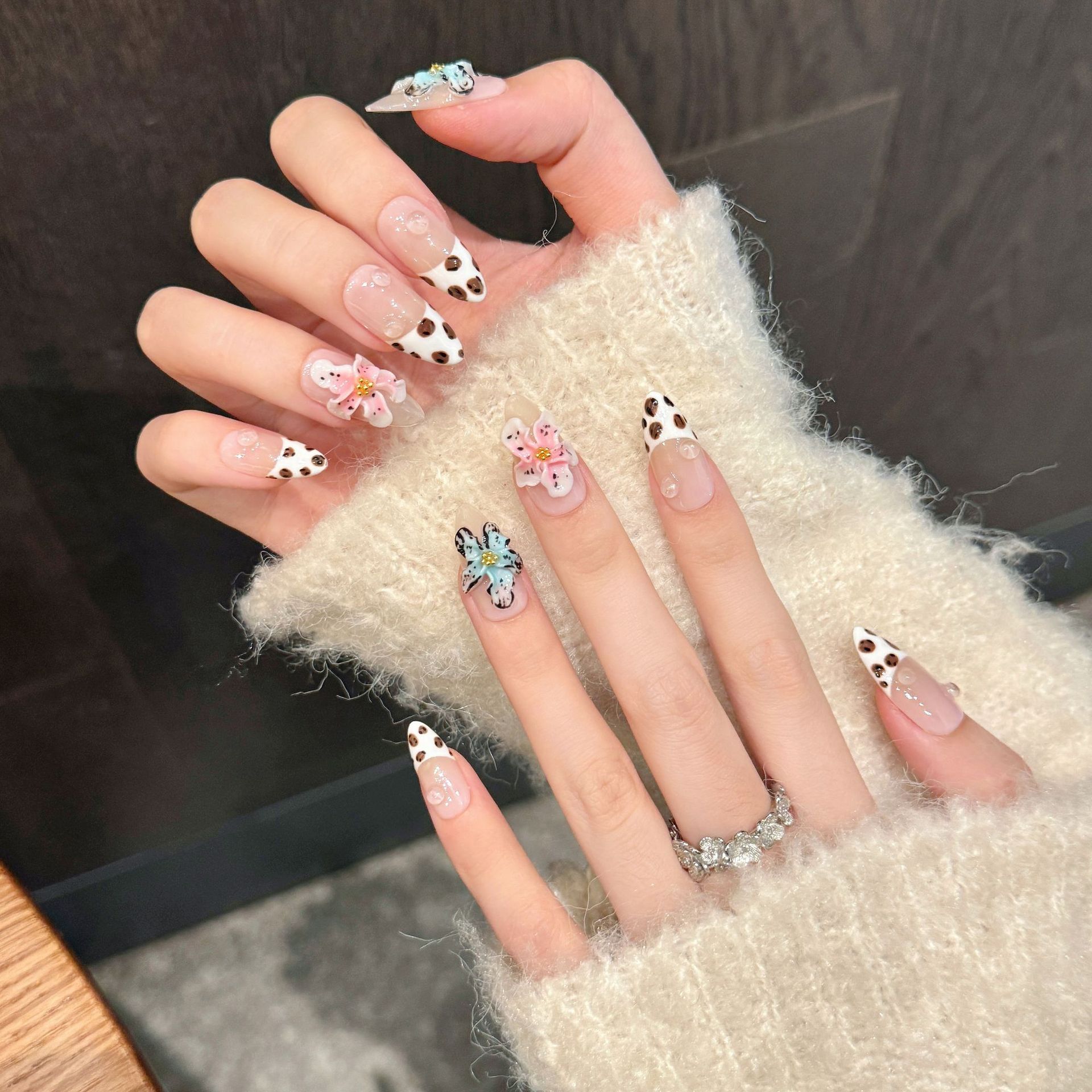 Faux ongles en amande brillant - Resin Art Flowers avis et prix
